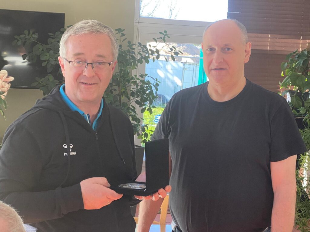 Henning Bolten hat die Gerhard Berger Medaille in der Hand und Laudator Thomas Seewald steht daneben