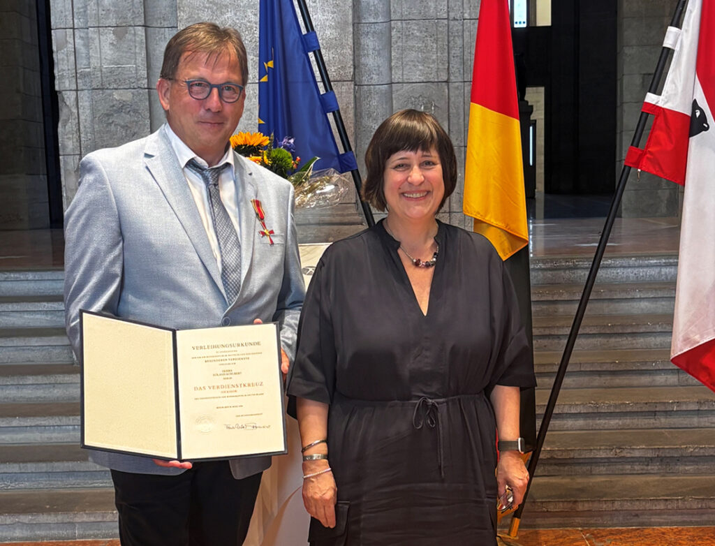 Roland Schubert mit Franziska Becker, Staatssekretärin für Sport. (Foto: BTFB)