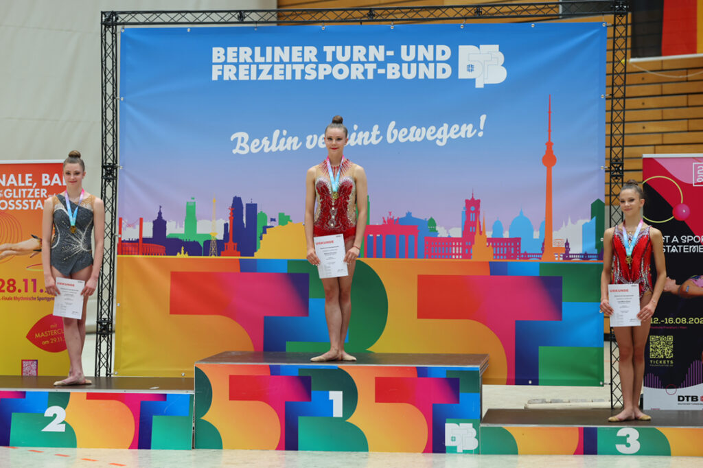 Siegerehrung bei der WM-Qualifikation: Viktoria Steinfeld (TSV Schmiden) auf Platz 1 vor ihren Teamgefährtinnen Lada Pusch und Lisa Maria Garac. (Foto: Dirk Zimmermann)