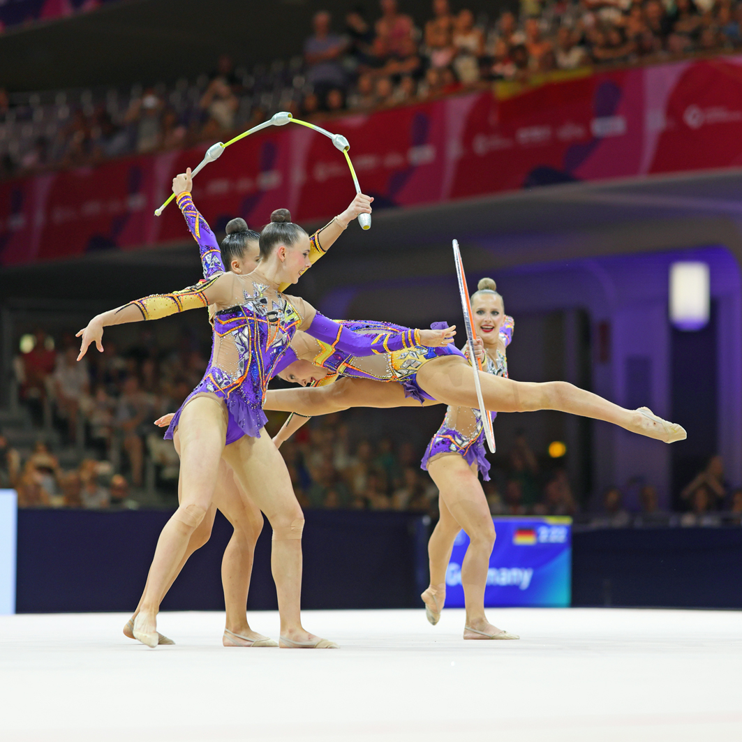 Anja Kosan (rechts) und Helena Ripken (links) mit der deutschen Gruppe bei der WM in Frankfurt. Foto: Dirk Zimmermann
