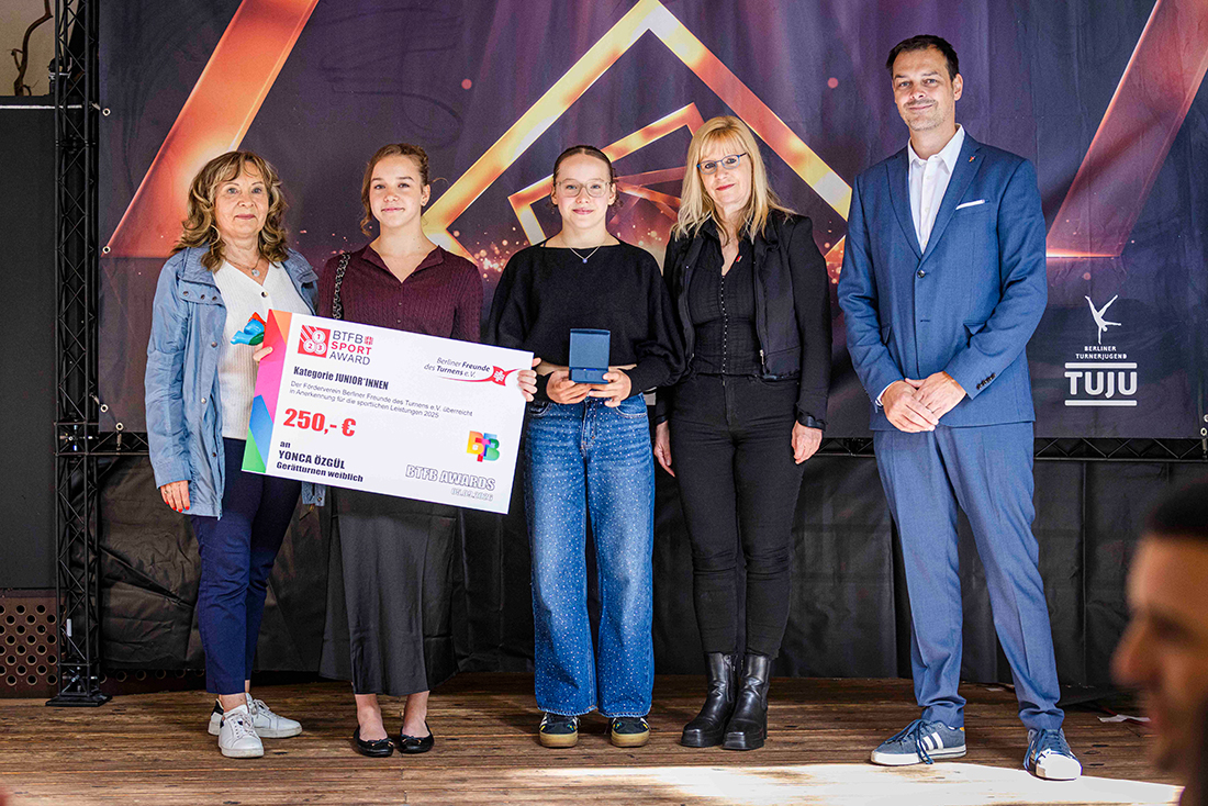 Yonca Özgül und Lucia Bracka mit TK-Vorsitzender Uta-Susanne Müller und Sophie Lehsnau. (Foto: Sandra Schürmans)