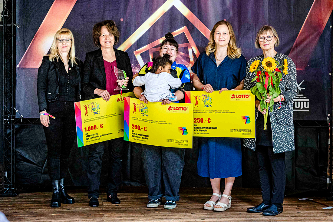 Die Geehrten des Vera Ciszak-Preises mit BTFB-Präsidentin Sophie Lehsnau (l.) und Vizepräsidentin Karin Dohrmann (r.). (Foto: Sandra Schürmans)